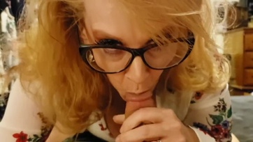 Szemüveges tanárnő leszopja a tini srác farkát Thumb