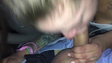 Fiatal barátnő szopatása a kocsiban Thumb