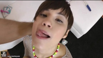 Tini csajszi seggében a nagy dákó Thumb