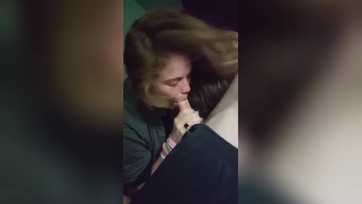 18 éves tini csaj leszopja a péniszt Thumb