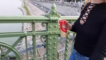 Magyar kis fiatal csaj cidázik a liftbe Budapesten Thumb