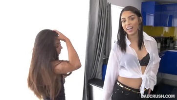 Mediterrán fiatal lányok szétkúrva Thumb