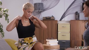 Szexis fiatal feleség és tini csaj Thumb