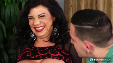 Szőrös pinás vén csaj tini fiúval baszik Thumb