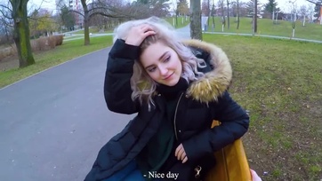 Fiatal 18 éves tini ribanc pénzért szopja a faszt a parkban Thumb