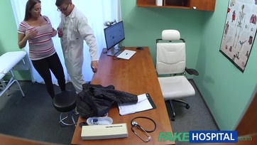 Laura Orsolyát az orvos dugja meg Thumb