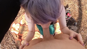 Jelmezes tini csaj amatőr kefélése az erdőben Thumb