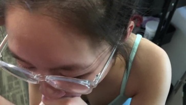 Szemüveges thai fiatal csaj cumizása Thumb