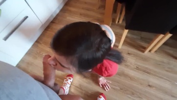 Fiatal asszony a szomszéd dákóját leszívja és az arcára élvez Thumb