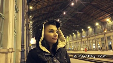 Magyar tini barátnő zöldhasúért nyeli a hatalmas kolbászt Thumb