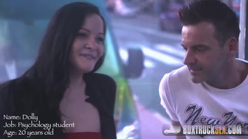 Magyar tini cicus a szexkamionban szexel az mások előtt Thumb