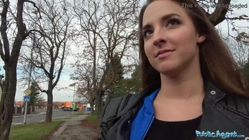 Magyar csaj készpénzért kufircol az idegennel, miközben a fickója kint várja Thumb