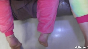 Két gimnazista bébi és a lúzer hapsi amatőr szexfilmje Thumb