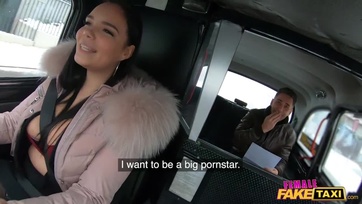 Sexy tini pina seggbe dugva a taxiban - Női kamu taxi Thumb