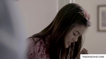 A mostoha lányával szemérmetlenkedik a kopasz tetkós srác Thumb