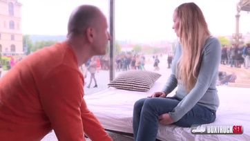 Szőke orosz leányzó először kufircol nyilvánosan Thumb