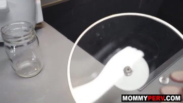 Szöszike mostohaanya egy franciázással jutalmazza a fiát Thumb