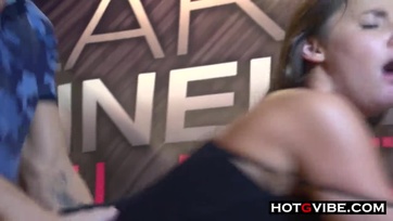 Nyílvános kúrás és cumi egy édes tini csajjal Thumb