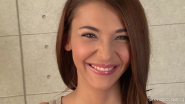 Csábos tini bula mutogatja félmeztelen testét a szex castingon Thumb