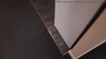 Mostoha hugi meglátja a mostohabátyusát rejszolás közben, és utána fingóba dugja Thumb