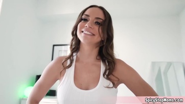 Perfekt popós MILF nevelő anyuka szórakozik a nagy virslivel Thumb