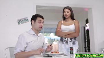 Felizgult mostoha bratyesz és a szexis hugija egymás előtt élvezkednek Thumb