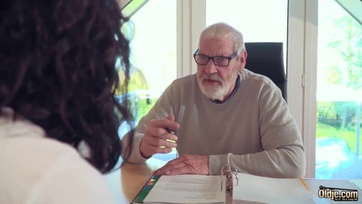 Pajkos tini sunci pattog az szépkorú pasi jókora kolszábán és szopikálja a zacskóját Thumb