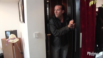 Csábító érett punci szeret dákót szopogatni és tini sráccal dugni Thumb