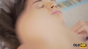 Kedves magyar csaj cumizza a kis dákójú idős pasi faszát hancúrozás közepette Thumb