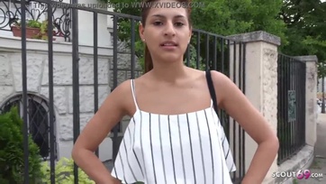 Fullos magyar tini picsa az utcán felszedve és a sex casting-on megdugva Thumb