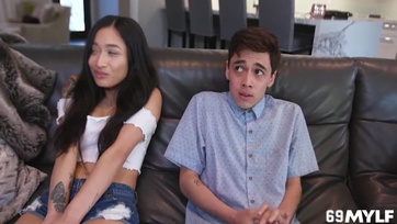 Kanos mostoha anyuka a lánya csávójával hempereg a ülőgarnitúrán Thumb