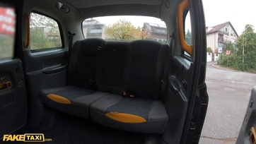 A autóban hátulról dugja meg az utca ügynök a szégyenlős fiatal kiscsajt Thumb