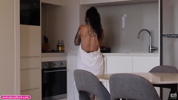 Egy basznivaló milf anyuka az óriás dudáival lovagolja meg a mostoha fia répáját Thumb