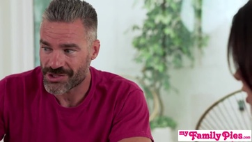 Lezbikus anya a mostoha lányával és a hapsijával baszik édeshármasban Thumb