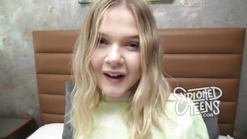 Kedves szöszi suna kipróbálta magát egy casting-on Thumb