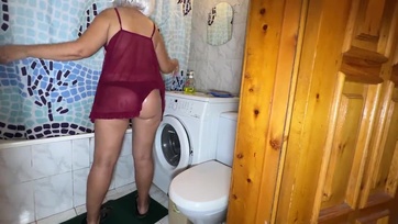 Idősebb szőkehajú prosti kívánja a mostohafia kolbászát a forró popsijába Thumb