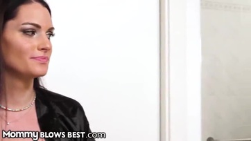 Huncut nevelő anyuci teljesen beindult a telespriccelt tangabugyijától és lecumikázta a kölykét Thumb