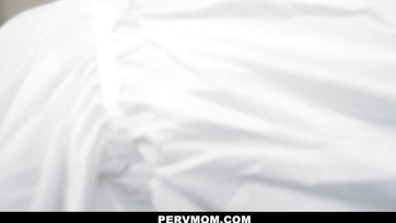 Vadító nagy mellű amatőr anyuka és a fincsi bokros pinája Thumb