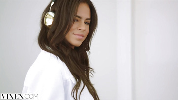 A giganagy falloszával könnyedén levadászta a csábító tini cicust Thumb