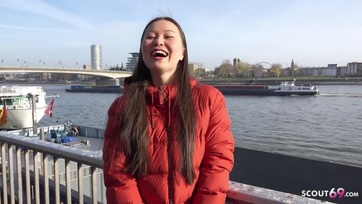 Borostás pinás thai leányzó leszopizza a fiúcska fütyijét aztán kinyalja a popsilyukát a pornó castingon Thumb