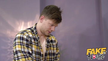 Kamu szálloda - Ágy alá szorult csajok őrülten szétkefélve Thumb