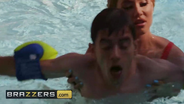 Dúskeblű pornós kurvák ráugrottak a fiatal csávó álló falloszára Thumb