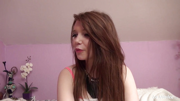 A tündéri fiatal csajszi készen, hogy kipróbálja az anál baszást Thumb