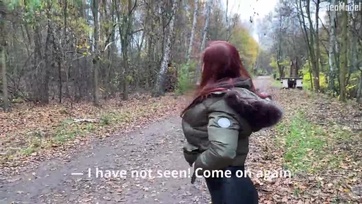 Vakmerő lány egy kis zsozsóért megvillantgatta a cickóját és megkóstolta a kölyök faszát Thumb