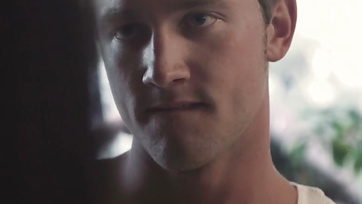 Csintalan nőci felizgatta a neveltfiacskáját és megízlelgette a péniszét Thumb