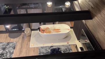 Leszívtam a hapsim legjobb barátja faszát miután lebuktatott hancúrozás közben felizgulva a kádban Thumb