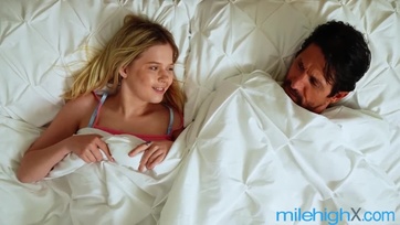 Virgonc szőke bébi lerohanta az anyucija csávóját és megszopogatta a méretes dákóját Thumb