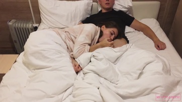 Tüneményes tini csaj egy lazító oboázással lepi meg a férjét mozizás közben Thumb