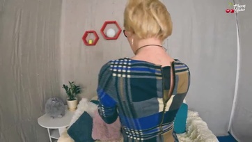 Ez a bájos szöszke nagymami szereti a bazinagy kolbászt főleg ha azt a popsijába csúcstatják Thumb