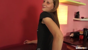 A kecses tini cicus teljesen felizgult amikor észrevette a pali bazinagy falloszát Thumb